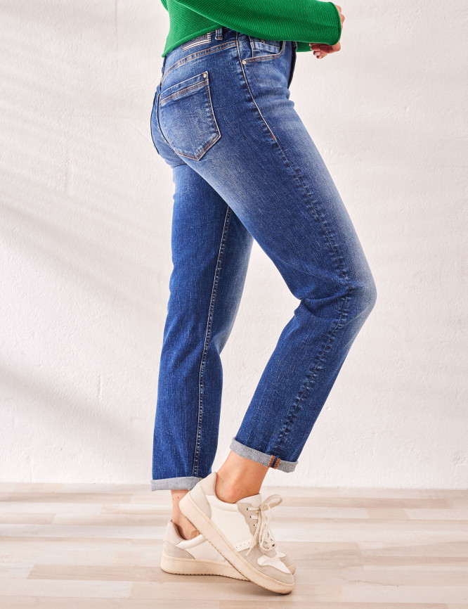 Laid Goods Front View