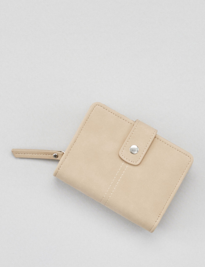 Laid Goods Front View